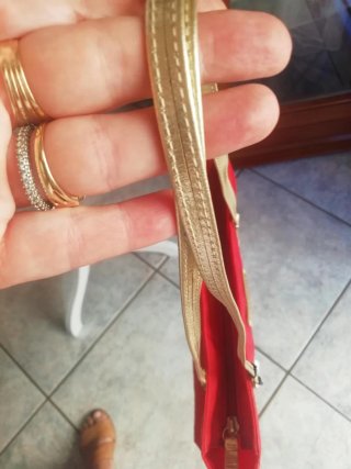 Borsa Coccinelle rossa con dettagli oro