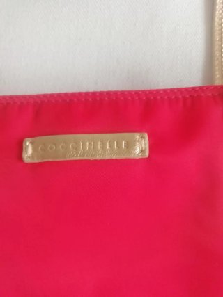 Borsa Coccinelle rossa con dettagli oro