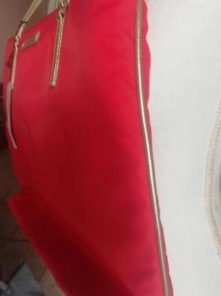Borsa Coccinelle rossa con dettagli oro