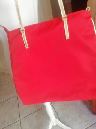Borsa Coccinelle rossa con dettagli oro