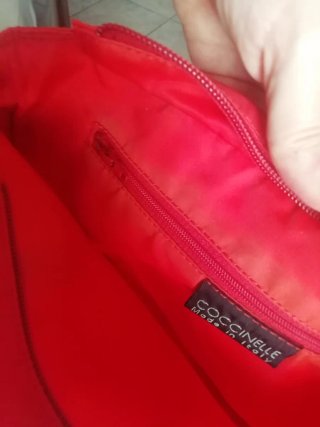 Borsa Coccinelle rossa con dettagli oro