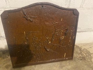 Placca decorativa in ghisa con uccelli 1900