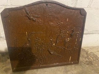 Placca decorativa in ghisa con uccelli