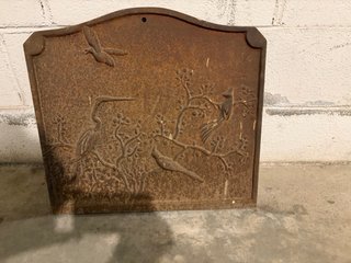 Placca decorativa in ghisa con uccelli