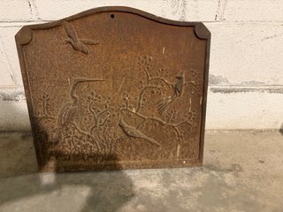Placca decorativa in ghisa con uccelli
