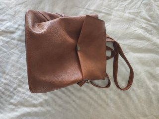 Mochila marrón de cuero sintético.
