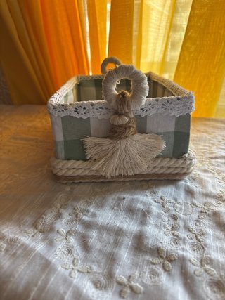 Cesta artesanal tela cuadros verde y beige