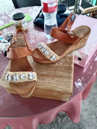 Sandalias cuña tacón marrón y plata
