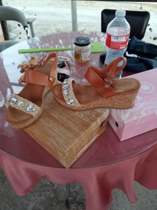 Sandalias cuña tacón marrón y plata