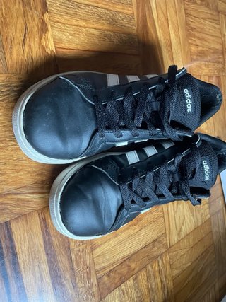 Zapatillas Adidas Negras y Blancas