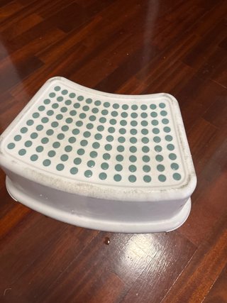 Taburete escalón blanco y verde