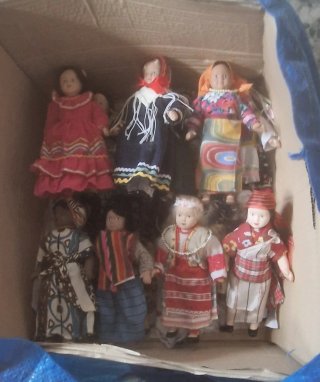 Bambole di porcellana vestite