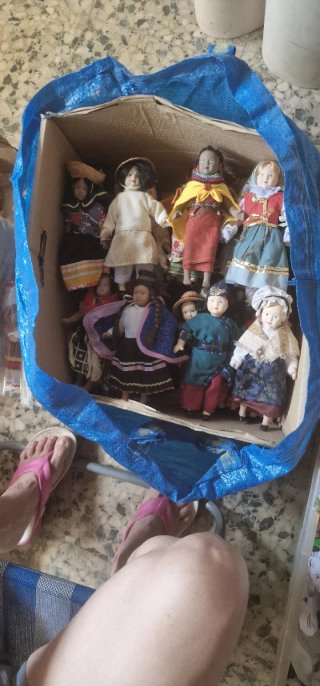 Bambole di porcellana vestite
