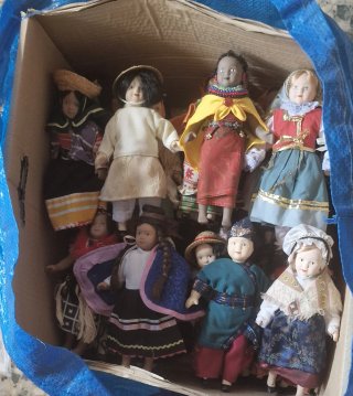 Bambole di porcellana vestite