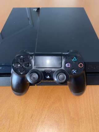 PlayStation 4 Negra + Mando