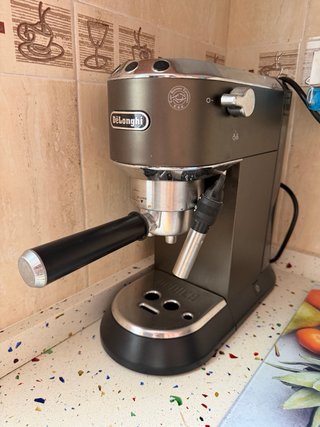 Cafetera DeLonghi gris