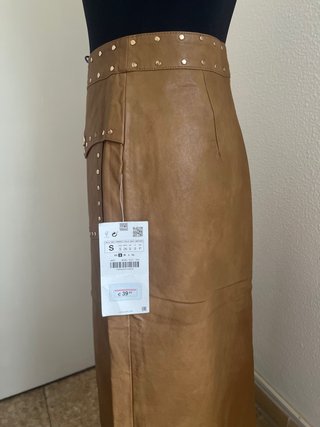 Falda Zara efecto piel tachuelas