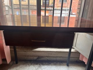 Mesa de madera con patas metálicas (2 ud)