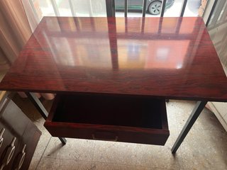 Mesa de madera con patas metálicas (2 ud)