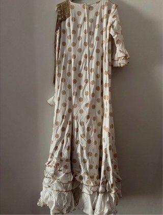 Traje de flamenca beige y dorado