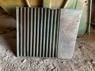 Tapa lateral motor John Deere 3135
