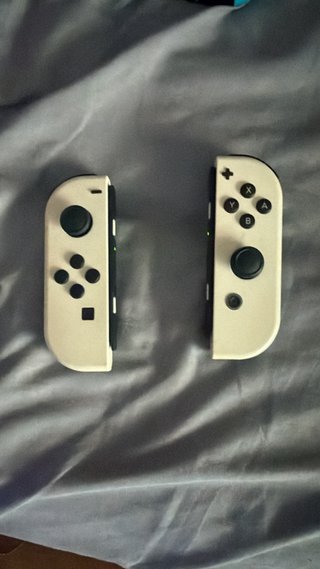 Nintendo Switch + 2 Joy-Cons