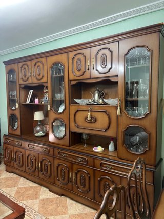 Armario de madera con vitrinas