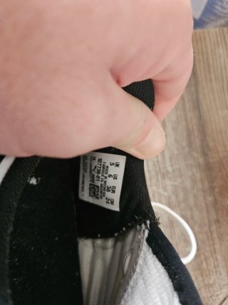 Zapatos de fútbol Puma blancos y rosas