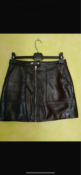 Falda negra efecto piel