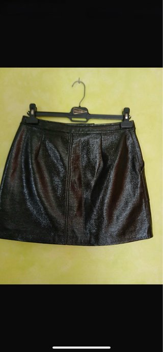 Falda negra efecto piel