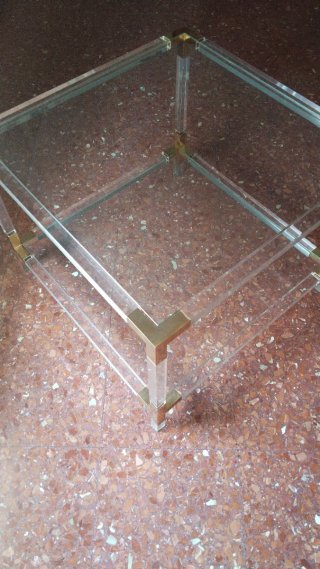 Mesa auxiliar de metacrilato y metal dorado