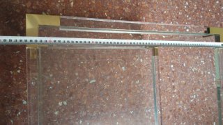 Mesa auxiliar de metacrilato y metal dorado