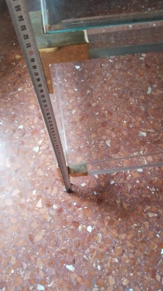 Mesa auxiliar de metacrilato y metal dorado