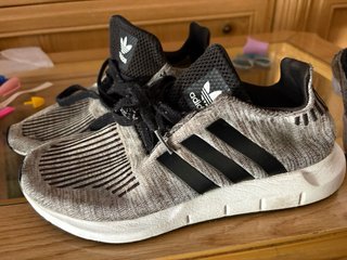 Zapatillas Adidas grises y negras