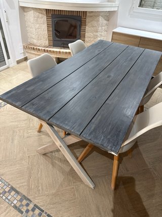 Mesa de comedor de madera gris