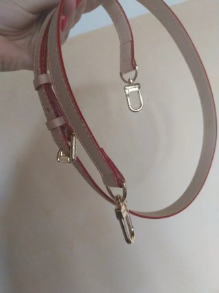 Tracolla beige con dettagli oro