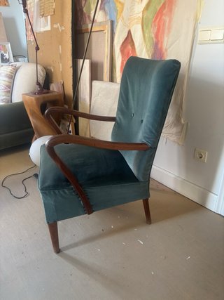 Butaca vintage azul de terciopelo y madera