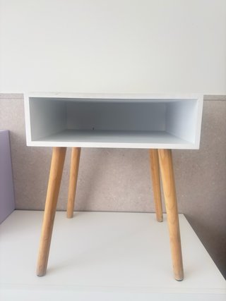 Mesita de noche blanca y madera