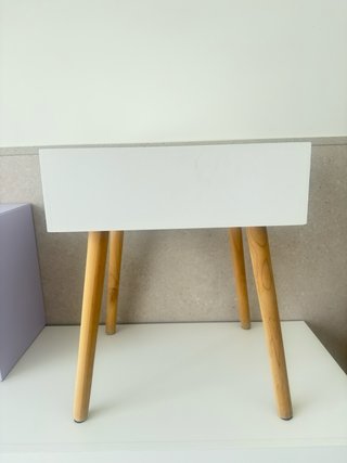 Mesita de noche blanca y madera