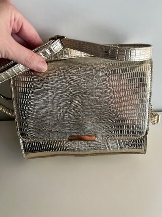 Bolso de mano dorado con textura