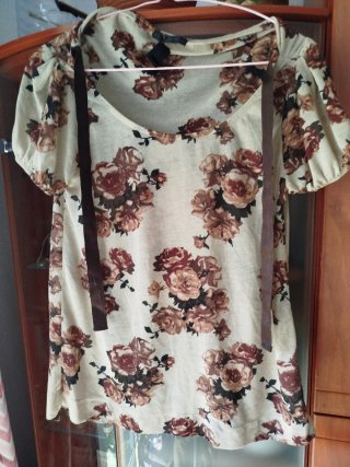 Camiseta floral Mango tonos marrones