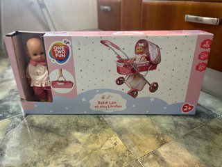 Carrito de muñeca Bébé Léa con accesorios