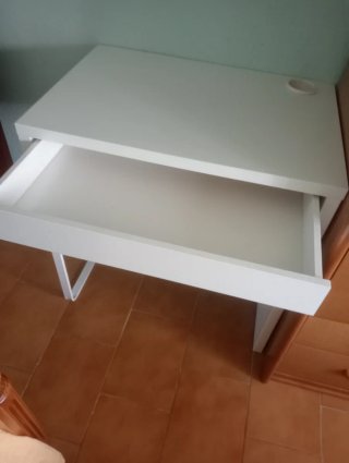 Mesa escritorio Ikea blanca con cajón