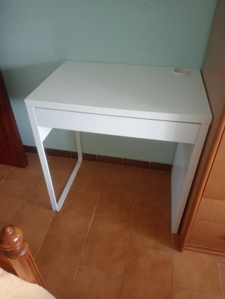 Mesa escritorio Ikea blanca con cajón