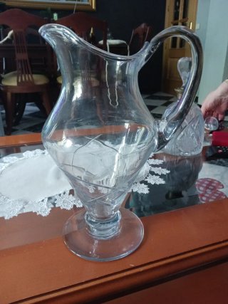 Jarra de cristal antigua grabada