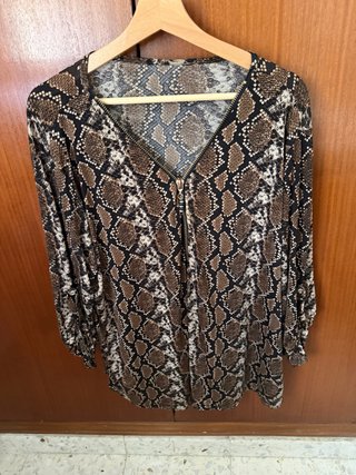 Blusa con estampado de serpiente y cremallera
