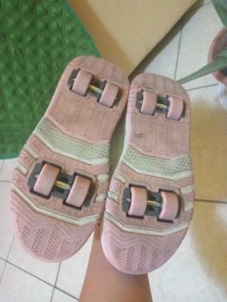 Scarpe bambina con rotelle nr 33, con tapini.