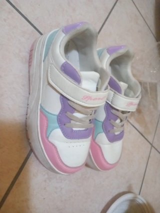 Scarpe bambina con rotelle nr 33, con tapini.