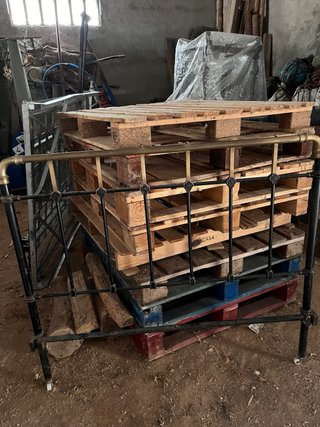 Cama de forja negra y dorada