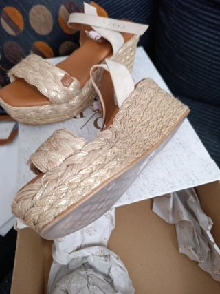 Sandalias cuña beige y doradas